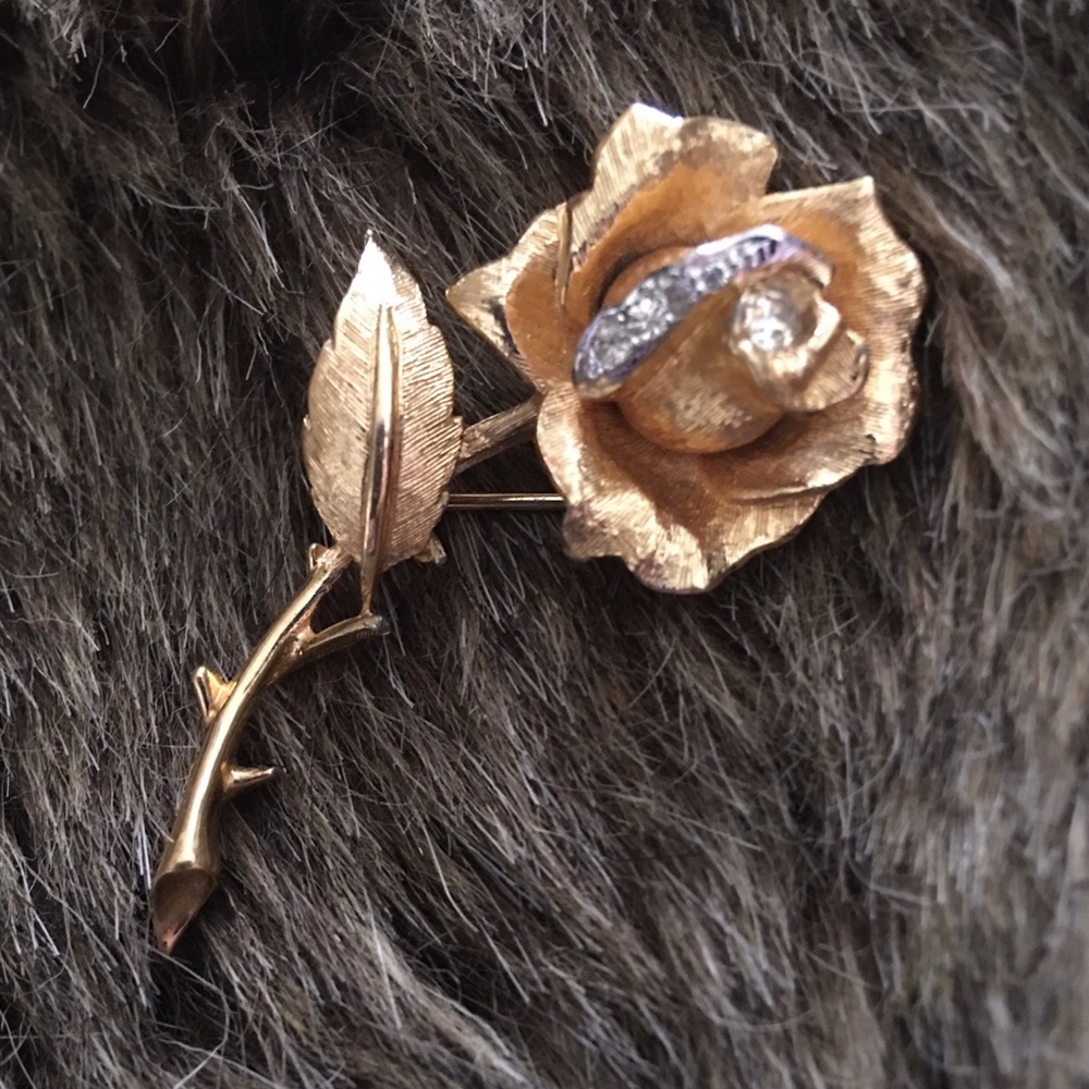 Vintage gold tone rhinestone accent rose brooch
